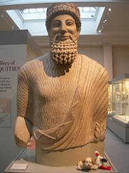 Mercilon et Cygnus avec une statue grecque